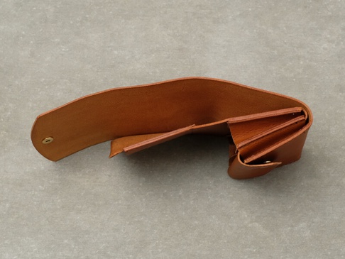 職人手作皮革Organ迷你短夾，淺棕色，打開狀態，露出內部夾層與金屬按扣，材質為皮革。