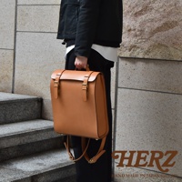 職人手作皮革後背包 R-31 (厚實版) 採用厚實的棕色皮革製成，款式簡約，擁有雙扣環開合設計，展現獨特復古風格。