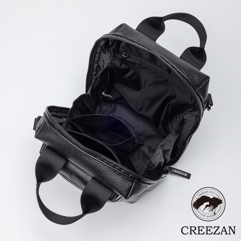 黑色紋理皮革方形側背包，內部有拉鍊主袋及多個內袋，配有兩條提把和可調節背帶，包身右下角有一個CREEZAN品牌標誌。