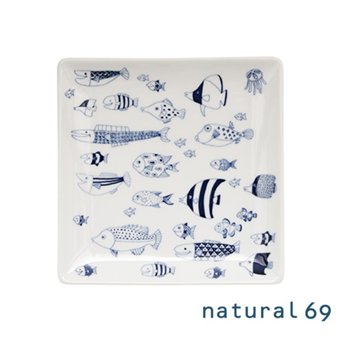 白色方形陶瓷餐盤，印有藍色線條描繪的各種海洋魚類圖案，風格簡約可愛。