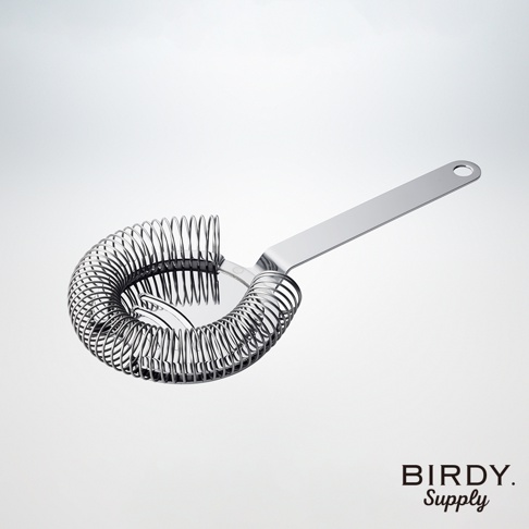 長柄不鏽鋼濾酒隔冰匙，銀色，由光滑的不鏽鋼製成，帶有螺旋濾網和一個帶掛孔的扁平手柄。