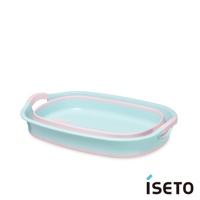 伸縮浴盆，採用淺藍色和粉紅色，為可折疊的塑料材質，設有雙側提把，適合收納與攜帶。
