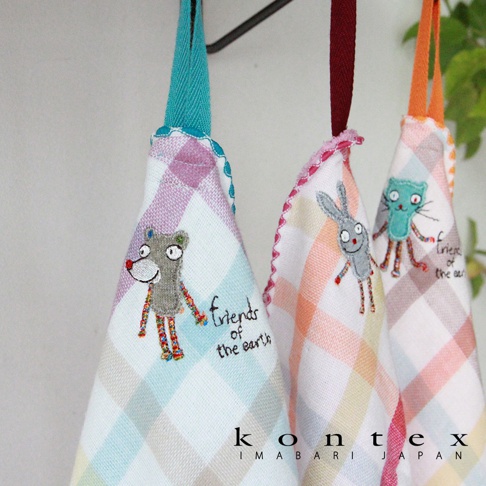 KONTEX Imabari Japan 馬德拉斯格紋刺繡動物毛巾，包含有卡通風格的狗、兔子和貓，三條毛巾都帶有可愛的表情和「friends of the earth」的文字。