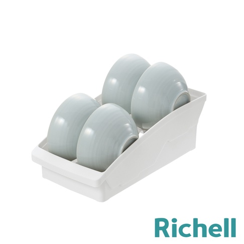 一個白色塑膠碗盤瀝水架，裡面擺放著四個淺藍色的碗，碗上有著細緻的螺旋紋路。