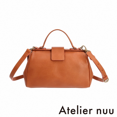 Atelier nuu 品牌的一個棕褐色皮革迷你兩用手提包，採用醫生包款式，配有頂部提把和可拆卸肩帶。