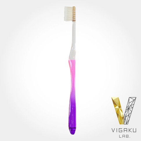 一個紫色漸層的 VIGAKU LAB. 牙刷，牙刷刷毛為白色，手柄為透明漸層紫粉色，右下角有 VIGAKU LAB. 的 Logo。