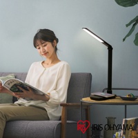 黑色檯燈，具備無線充電盤功能，可為手機充電，檯燈設計簡約時尚，適合搭配各種居家風格。