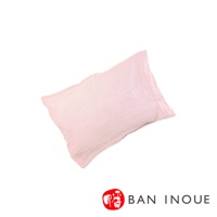 粉紅色兩層蚊帳棉織親膚枕套，材質柔軟，織紋細緻。