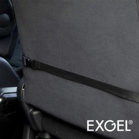 黑色汽車腰墊，側面有可調節的黑色綁帶和扣環，材質為透氣布料，下方可見汽車座椅底部。