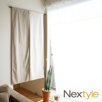 兩片式門簾，左片為淺褐色，右片為米白色，材質皆為棉麻混紡，懸掛於門框上，簡約日式風格。