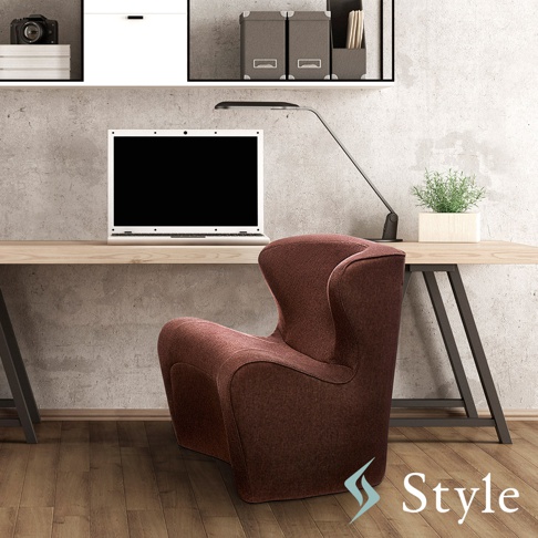 Dr. Chair Plus 舒適立腰調整椅，紅色織物材質，帶有弧形扶手和高椅背，擺放在木質桌面旁邊。