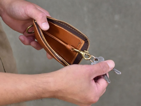 職人手作皮革Organ抽繩收納鑰匙包，採用天然棕色皮革製作，內有抽繩和鑰匙扣，可收納鑰匙。