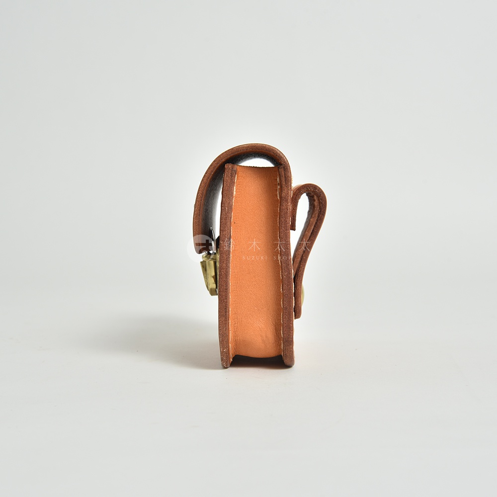 職人手作皮革經典腰包，展示棕色皮革材質，帶有金屬扣件，設計簡約實用。