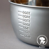 三層不鏽鋼雪平鍋，鍋身側面有刻印的容量刻度，從 200ml 到 1800ml。鍋身為銀灰色。