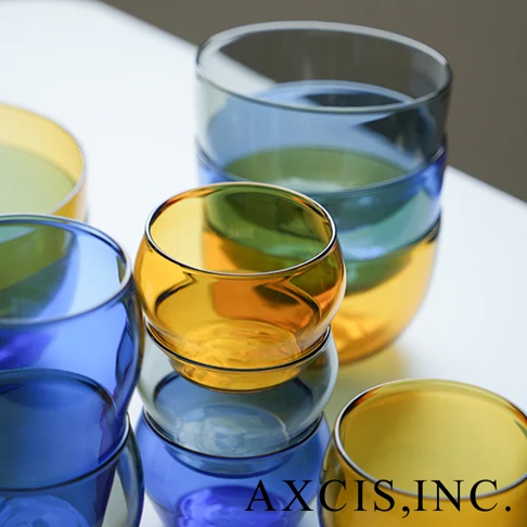 一組藍色和黃色的玻璃杯，帶有圓潤的邊緣，呈現出復古的設計風格。