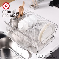 不鏽鋼碗碟架，附有可分離的瀝水盤，架上擺放著白色碗盤、玻璃杯及木製餐具，整體為銀色金屬材質。