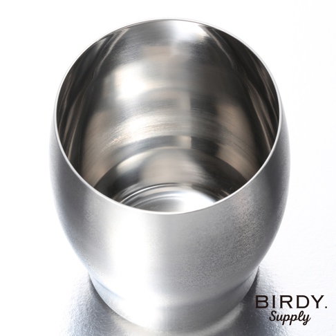 不鏽鋼啤酒氣泡杯，銀色，圓潤造型，杯身呈現細緻金屬光澤，內部有打磨痕跡。