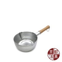 20公分厚板鋁雪平鍋，鍋身為銀色鋁製，表面有槌紋，附有木質手柄及掛環，鍋邊帶有導流口。