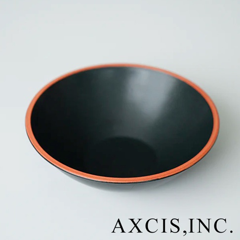 PURE 素燒百搭陶瓷沙拉碗，內裡為黑色，碗緣帶有橘色邊飾，材質為陶瓷。