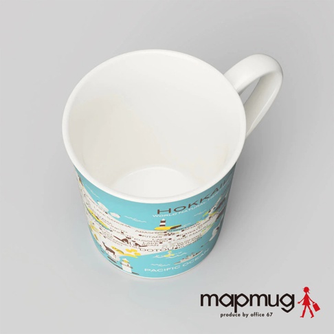 白色陶瓷馬克杯，外圍印有淺藍色背景的北海道地圖，標示著城市、景點和「PACIFIC OCEAN」字樣，杯身繪有燈塔、帆船等圖案。