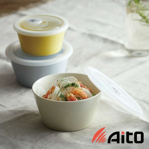 Ciel 美濃燒簡約素雅附蓋保鮮碗 M，展示了兩個堆疊的保鮮碗，一個為淺灰色，上方疊著一個黃色碗，兩個碗都配有白色透明蓋。前景是一個裝有蝦仁、蘿蔔片和綠色蔬菜的淺米色保鮮碗，蓋子斜靠在碗邊。