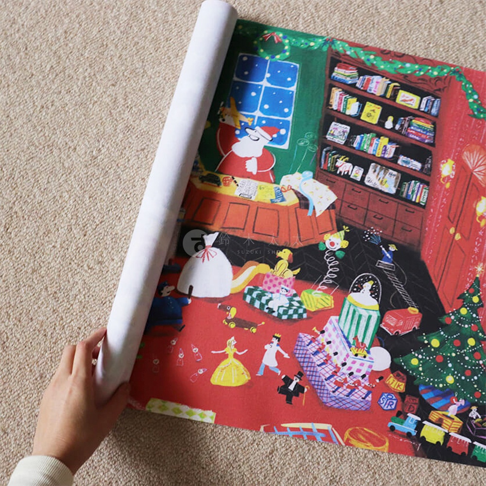 無框帆布藝術海報，描繪聖誕老人的玩具工作室場景。畫面中有聖誕老人、書架、聖誕樹、禮物盒、小雪人、玩偶和火車等，色彩豐富，以紅色、綠色、藍色為主。