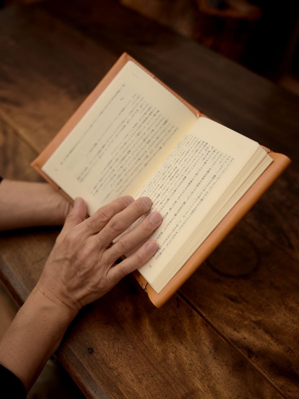 職人手作皮革翻蓋記事本書套，經典淺棕色，簡約翻蓋設計，質感皮革材質，搭配內頁文字。