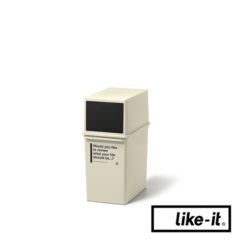 米白色塑膠製前開式矮版可疊垃圾桶，上方有黑色嵌板，側面印有英文字句和回收標誌。