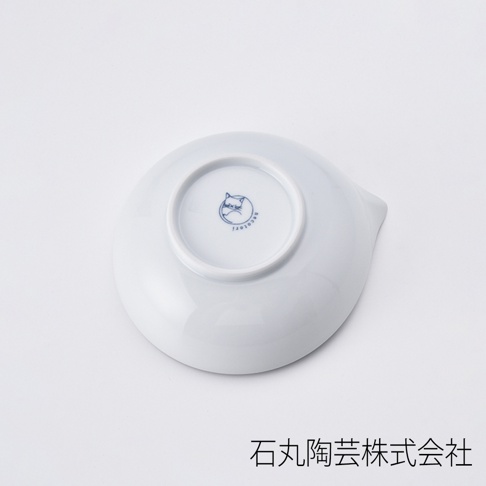 白色陶瓷湯碗，底部有藍色貓咪圖案和品牌標誌，碗邊有一個小巧的傾倒口。