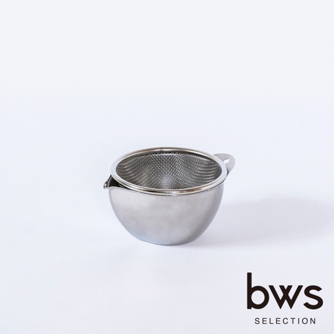 這是一個 bws SELECTION 品牌的不鏽鋼料理備料濾網盆組，外觀為銀色金屬質感，由一個碗狀容器與上方貼合的細網濾網組成，濾網盆邊緣設有導流口設計，適合用於食材洗滌、瀝水或蛋液過濾等料理備料需求。