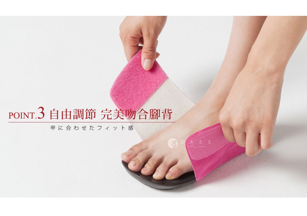 粉色絨面材質的室內拖鞋，一隻腳穿著，手部正在調整鞋面的魔鬼氈，鞋底為深棕色。