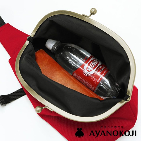 AYANOKOJI Sarei 機能布水滴型口金斜背包，展示紅色包包內有寶特瓶和橘色物體，背包上印有日文品牌名稱