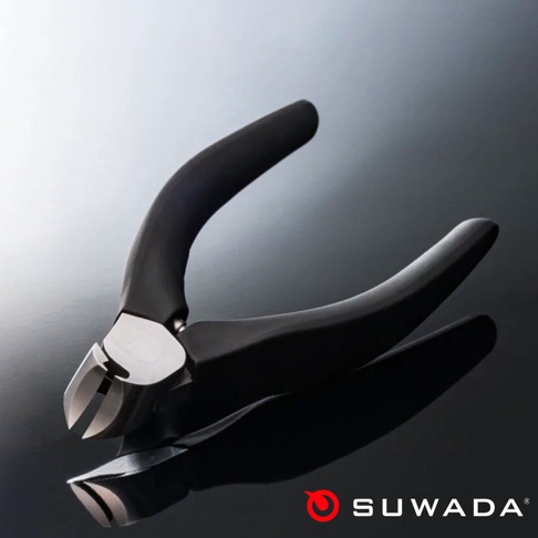 日本職人指甲剪，輕柔纖細款，具有黑色霧面握柄，剪刃部分為銀色不鏽鋼材質，設計簡約流線，在深色背景下呈現。