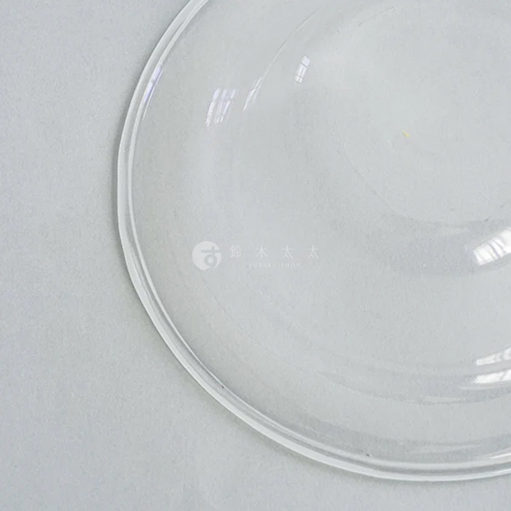 lykke 清透玻璃深型點心碗 M，碗身為透明玻璃材質，呈現圓弧形狀，邊緣有輕微的厚度。