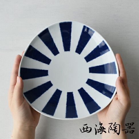波佐見燒藍玉紋三件式主食盤，圓形白色陶瓷盤，盤面繪有放射狀的深藍色條紋，由盤子邊緣向中心輻射。