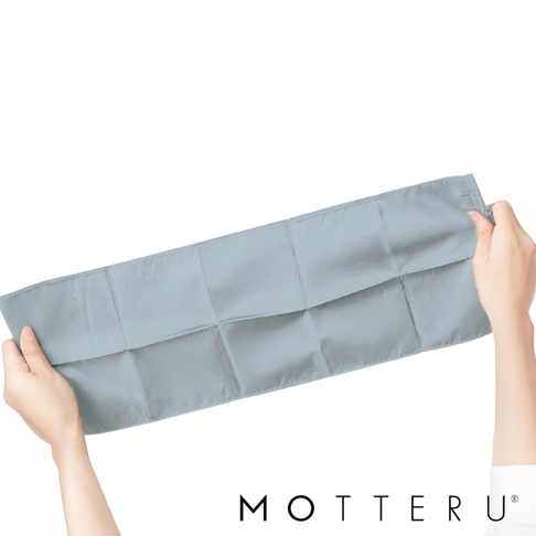 一隻手拉著淺藍色束口袋的開口，另一隻手握持袋身，袋子呈現長條狀，表面有細緻的壓紋。