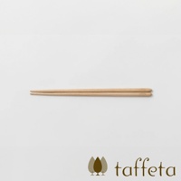一雙21公分長的楓木圓筷，呈現天然木質紋理與淺棕色調，筷子末端印有品牌標誌。