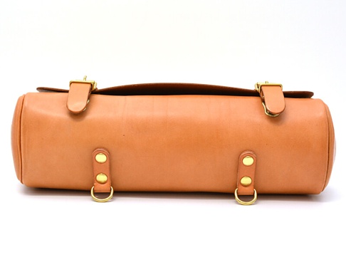 職人手作皮革屋瓦風三用側背包 (CW-147) MH，圓筒形設計，以淺棕色牛皮製成，配有金色金屬扣環和D型環，簡約實用。