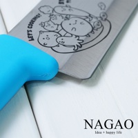 燕三條不鏽鋼兒童學習刀，刀面有可愛蔬菜圖案與「LET'S COOKING!」字樣，搭配藍色防滑握柄。