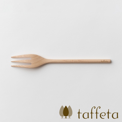 楓木製餐叉，呈現天然木紋與淺木色，叉頭有三支叉齒，握柄處印有品牌標誌。