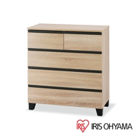 淺木紋紋理的五層抽屜櫃，配有黑色抽屜拉手和黑色櫃腳。