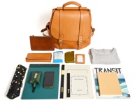 収納例。A4ノート2冊、雑誌、A5ノート2冊、折り畳み傘、Tシャツ、シンプルファスナーポーチ(KF-2)、小銭が見やすい長財布(WL-1)、iPhone SE2、スマートキーケース(KE-3)、パスケース・縦型(KC-35)、ウェットティッシュ。