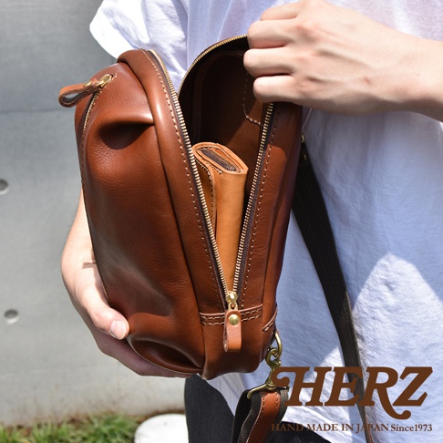 日本HERZ職人手作皮革立體運動斜背包，柔軟Stare牛皮革材質，主收納雙拉鍊開口，可放入平板，背帶可左右替換，附HERZ HAND MADE IN JAPAN Since1973字樣。