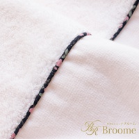 今治純棉浴袍，白色，帶有深藍色滾邊，滾邊上有粉色和綠色小碎花圖案。