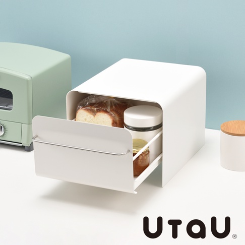 白色抽屜式收納整理櫃，櫃內裝有麵包、罐裝果醬及白色圓罐，櫃門上有銀色金屬拉環。