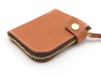 職人手作皮革獅鬃風拉鍊短夾，採用棕色皮革材質，搭配金色金屬拉鍊與按扣，車縫線清晰，質感良好，設計簡潔實用。