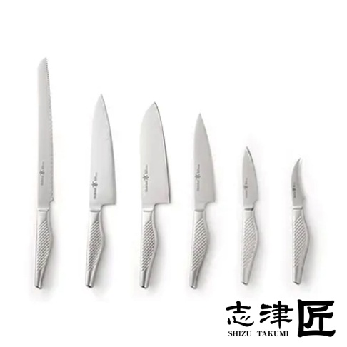 一系列不同尺寸的銀色不銹鋼刀具，包含一把長柄鋸齒刀、兩把主廚刀、兩把通用刀和一把削皮刀，皆配有銀色紋理手柄。