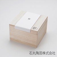 淺色木盒包裝，盒蓋中央有白色紙帶，印有黑色「貓」字及日文「neco」，右側盒蓋邊緣有貓咪圖案烙印。