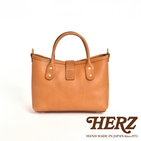 職人手作皮革迷你托特包，經典棕色，簡約設計，雙提把，前有品牌壓紋皮標與金屬釦帶，適合日常攜帶。