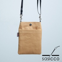 淺褐色三河木綿刺子織手機包，帶有黑色細繩和金屬掛鉤，正面有兩個口袋和一個品牌標誌。